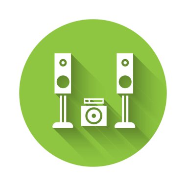 Beyaz Ev müzik seti, uzun gölgeli iki hoparlör ikonu. Müzik sistemi. Yeşil daire düğmesi. Vektör İllüstrasyonu.