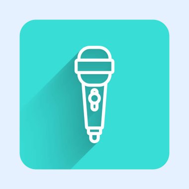 Beyaz çizgi mikrofon ikonu uzun gölgeli izole edilmiş. Radyodaki mikrofondan. Sözcü işareti. Yeşil kare düğmesi. Vektör İllüstrasyonu.