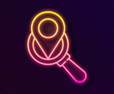 Parlayan neon hattı arama konumu simgesi siyah arkaplanda izole edildi. İşaretli büyüteç. Vektör İllüstrasyonu.