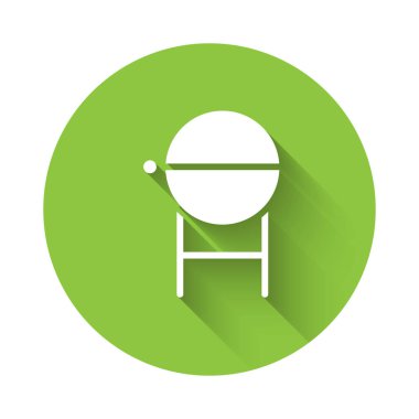 Beyaz ızgara ikonu uzun gölgeli izole edilmiş. Barbekü ızgara partisi. Yeşil daire düğmesi. Vektör İllüstrasyonu.