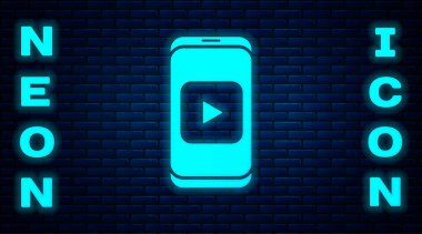 Parlayan neon çevrimiçi video oynatma simgesi tuğla duvar arka planında izole edildi. Akıllı telefon ve üzerinde oyun işareti olan film şeridi. Vektör İllüstrasyonu.