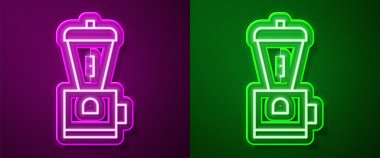 Parlayan neon çizgisi, mor ve yeşil arka planda izole edilmiş elektrikli kahve öğütücü ikonu. Vektör İllüstrasyonu.