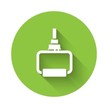 Beyaz TPX döngü eğitim ekipmanları ikonu uzun gölgeli izole edildi. Spor malzemeleri. Yeşil daire düğmesi. Vektör İllüstrasyonu.