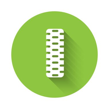 Beyaz Araba Tekerlek ikonu uzun gölgeli izole edilmiş. Yeşil daire düğmesi. Vektör İllüstrasyonu.