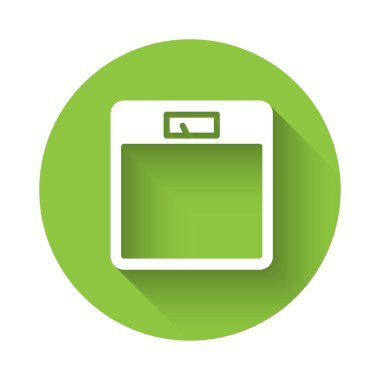 Beyaz banyo terazisi uzun gölgeli izole edilmiş. Ağırlık ölçme ekipmanı. Ağırlık ölçeği spor konsepti. Yeşil daire düğmesi. Vektör İllüstrasyonu.