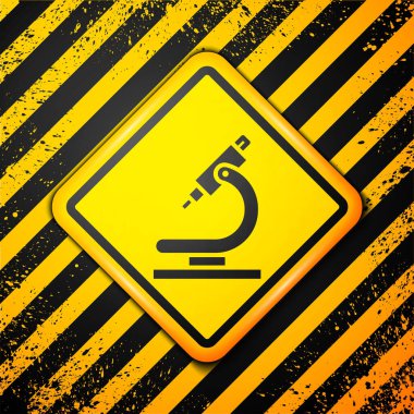 Sarı arkaplanda siyah mikroskop simgesi izole edildi. Kimya, ilaç aleti, mikrobiyoloji büyütme aracı. Uyarı işareti. Vektör İllüstrasyonu.