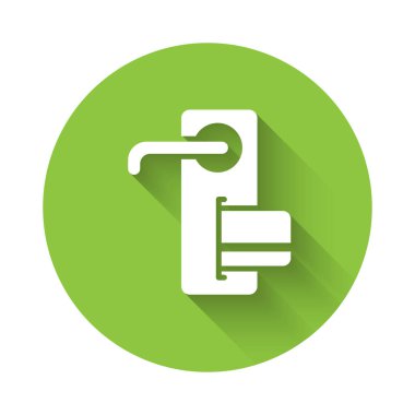 Uzun gölge ile izole simge kilidini açmak için kablosuz teknolojisi ile Beyaz Dijital kapı kilidi. Kapı kolu işareti. Güvenlik akıllı ev. Yeşil daire düğmesi. Vektör İllüstrasyonu.