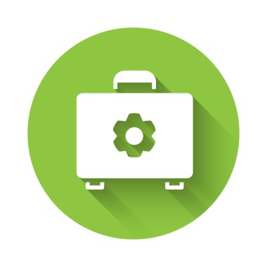 Beyaz Araç Kutusu simgesi uzun gölgeyle izole edildi. Alet kutusu tabelası. Yeşil daire düğmesi. Vektör İllüstrasyonu.