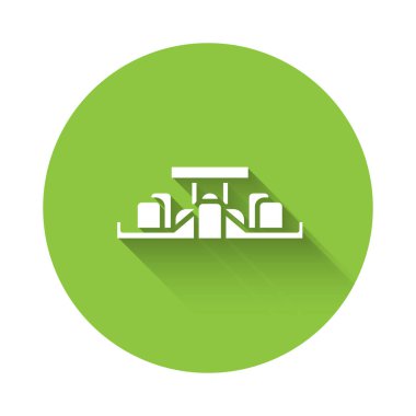 Beyaz Formula 1 yarış arabası ikonu uzun gölgeli izole edilmiş. Yeşil daire düğmesi. Vektör İllüstrasyonu.