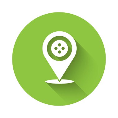 Beyaz konum terzi dükkânı ikonu uzun gölgeli izole edilmiş. Yeşil daire düğmesi. Vektör İllüstrasyonu.