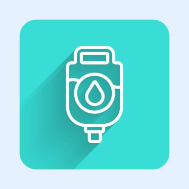 Beyaz çizgi IV çanta ikonu uzun gölgeli izole edilmiş. Kan torbası. Kan bağışı konsepti. Tedavi ve terapi kavramı, kemoterapi. Yeşil kare düğmesi. Vektör İllüstrasyonu.