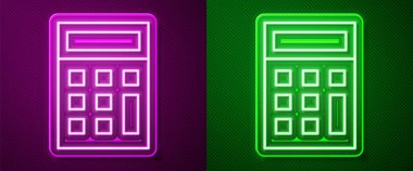 Parlayan neon çizgisi hesap makinesi simgesi mor ve yeşil arkaplanda izole edildi. Muhasebe sembolü. İş hesaplamaları matematik eğitimi ve finans. Vektör İllüstrasyonu.