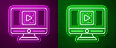 Parlayan neon hattı Online video oynatma simgesi mor ve yeşil arkaplanda izole edildi. Bilgisayar monitörü ve oyun işaretli film şeridi. Vektör İllüstrasyonu.