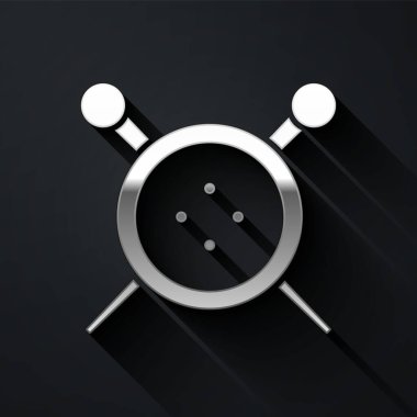 Gümüş dikiş düğmesi ve örgü iğneleri simgesi siyah arka planda izole edilmiş. Giysi düğmesi. Uzun gölge tarzı. Vektör İllüstrasyonu.