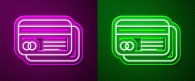 Parlayan neon hattı kredi kartı simgesi mor ve yeşil arkaplanda izole edildi. Çevrimiçi ödeme. Nakit çekilmesi. Finansal operasyonlar. Alışveriş tabelası. Vektör İllüstrasyonu.