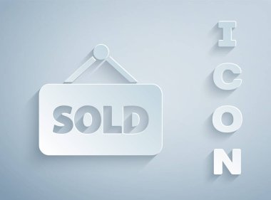 Kağıt kesme işareti ve gri arkaplanda izole edilmiş metin satışı simgesi. Çıkartma satıldı. Tabela satıldı. Kağıt sanatı tarzı. Vektör İllüstrasyonu.