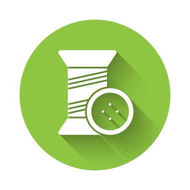 Uzun gölgeli beyaz dikiş ipliği ve düğme simgesi. İplik makarası. İplik kutusu. Yeşil daire düğmesi. Vektör İllüstrasyonu.