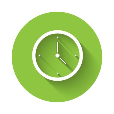 Uzun gölgeile yalıtılmış Beyaz Saat simgesi. Zaman sembolü. Yeşil daire düğmesi. Vektör İllüstrasyonu.