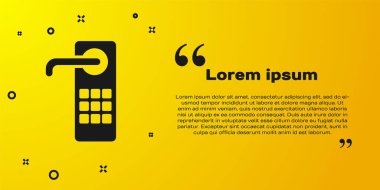 Sarı arka planda izole edilmiş ikonu açmak için kablosuz teknolojiye sahip siyah dijital kapı kilidi. Kapı kolu tabelası. Güvenlik akıllı ev. Vektör İllüstrasyonu.