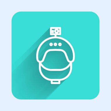 Beyaz çizgi miğfer ve kamera ikonu uzun gölgeli izole edilmiş. Yeşil kare düğmesi. Vektör İllüstrasyonu.