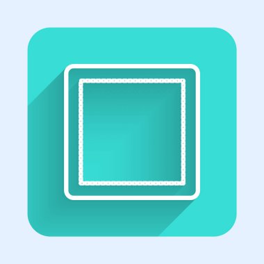 Beyaz çizgi dikiş kalıbı simgesi uzun gölgeli izole edilmiş. Dikiş için işaretler. Yeşil kare düğmesi. Vektör İllüstrasyonu.