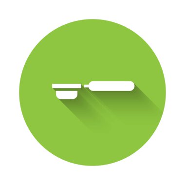 Beyaz Kahve filtresi ikonu uzun gölgeli izole edilmiş. Yeşil daire düğmesi. Vektör İllüstrasyonu.