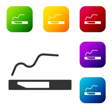 Siyah sigara simgesi beyaz arkaplanda izole edilmiş. Tütün tabelası. Sigara içme sembolü. Renkli kare düğmelerle simgeleri ayarla. Vektör İllüstrasyonu.