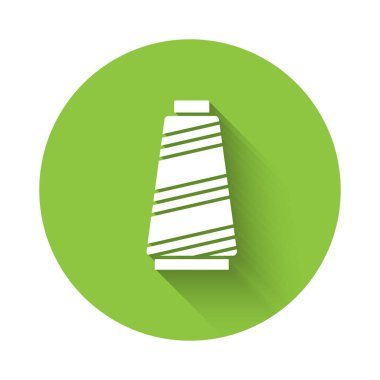 Makarna simgesine uzun gölgeli beyaz dikiş ipliği. İplik makarası. İplik kutusu. Yeşil daire düğmesi. Vektör İllüstrasyonu.