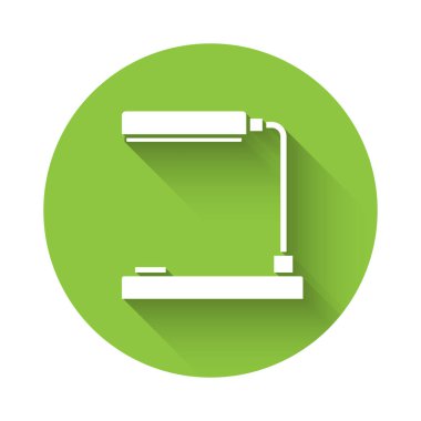 Beyaz masa lambası ikonu uzun gölgeli izole edilmiş. Ofis lambası. Yeşil daire düğmesi. Vektör İllüstrasyonu.