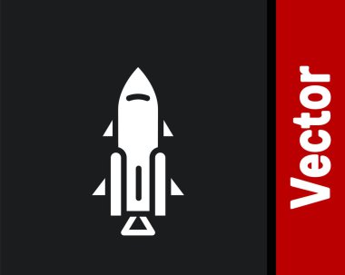 Siyah zemin üzerinde ateş ikonu olan beyaz roket gemisi. Uzay yolculuğu. Vektör.