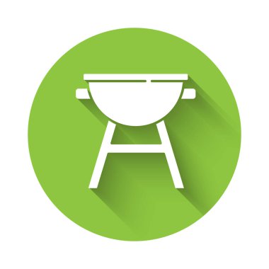 Beyaz ızgara ikonu uzun gölgeli izole edilmiş. Barbekü ızgara partisi. Yeşil daire düğmesi. Vektör.