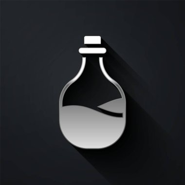 Siyah arka planda izole edilmiş gümüş şarap ikonu şişesi. Uzun gölge tarzı. Vektör.