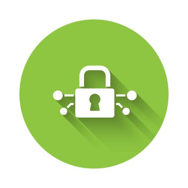 Beyaz Siber Güvenlik ikonu uzun gölgeli izole edilmiş. Dijital devre kartında kapalı asma kilit. Güvenlik kavramı. Dijital veri koruması. Yeşil daire düğmesi. Vektör.