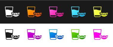 Siyah ve beyaz arka planda izole edilmiş limon ikonlu tekila bardağı. Meksika alkolü. Vektör.