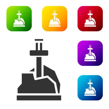 Beyaz arka planda izole edilmiş taş ikonundaki siyah kılıç. Taştaki kılıç Excalibur, Arthur efsanelerinden. Renkli kare düğmelerle simgeleri ayarla. Vektör.