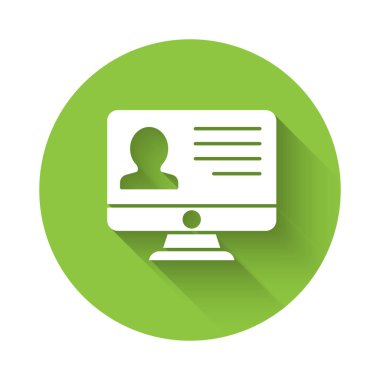 Uzun gölgeli, özgeçmiş simgesine sahip beyaz bilgisayar monitörü. Özgeçmiş başvurusu. Profesyonel personel aranıyor. Personel analizi devam ediyor. Yeşil daire düğmesi. Vektör.