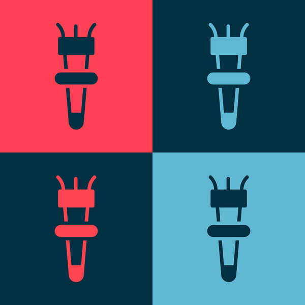 Поп-арт Факел пламя значок изолирован на цветном фоне. Символический огонь горячий, пламенная энергия, пламя и тепло. Вектор.