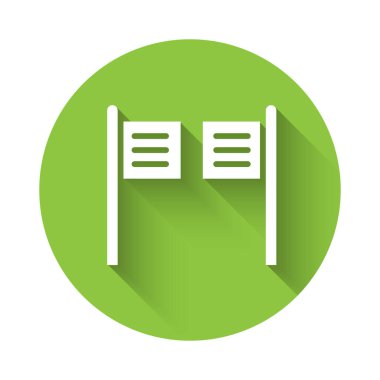 Beyaz eski batı sallanan salon kapısı ikonu uzun gölgeli izole edilmiş. Yeşil daire düğmesi. Vektör İllüstrasyonu.