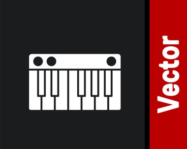 Beyaz Müzik Sentezleyici simgesi siyah arkaplanda izole edildi. Elektronik piyano. Vektör İllüstrasyonu.