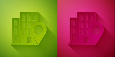 Kağıt kesiği, yeşil ve pembe arka planda izole edilmiş ev simgesiyle harita işaretleyici. Ev konumu belirleyici sembol. Kağıt sanatı tarzı. Vektör İllüstrasyonu.