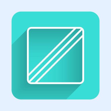 Beyaz çizgi dikiş kalıbı simgesi uzun gölgeli izole edilmiş. Dikiş için işaretler. Yeşil kare düğmesi. Vektör İllüstrasyonu.