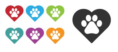 Beyaz arka planda izole edilmiş hayvan ayak izi ikonu olan Kara Kalp. Yüreğindeki evcil hayvan pençesi. Hayvanlara sevgiler. Simgeleri renklendirin. Vektör.