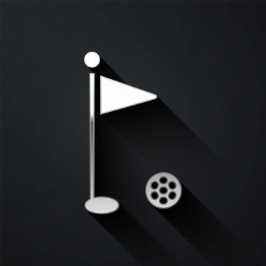 Siyah arkaplanda gümüş golf bayrağı simgesi izole edildi. Golf ekipmanı ya da aksesuar. Uzun gölge tarzı. Vektör.