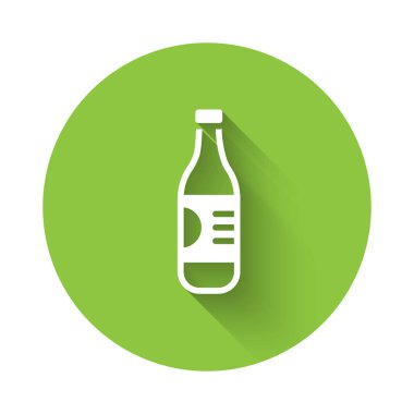 Uzun gölgeli beyaz bir şişe ikon. Soda su içme tabelası. Yeşil daire düğmesi. Vektör.