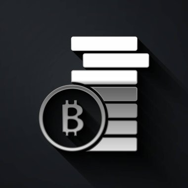 Siyah zemin üzerinde izole edilmiş gümüş kripto sikke Bitcoin simgesi. Madeni para. Engelleme zinciri tabanlı şifreli para birimi. Uzun gölge tarzı. Vektör.