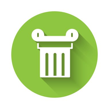 Beyaz Kadim sütun simgesi uzun gölgeli izole edilmiş. Yeşil daire düğmesi. Vektör.