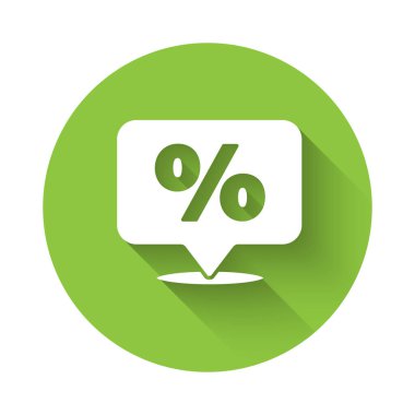 Beyaz indirimli yüzde etiket simgesi uzun gölgeli. Etiket alışverişi. Özel teklif işareti. İndirim kuponları sembolü. Yeşil daire düğmesi. Vektör İllüstrasyonu.