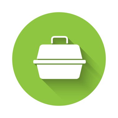 Beyaz Evcil Hayvan uzun gölgeli bir kutu simgesi taşıyor. Hayvanlar, köpekler ve kediler için taşıyıcı. Hayvanlar için konteynır. Hayvan taşıma kutusu. Yeşil daire düğmesi. Vektör.