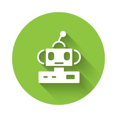 Beyaz Robot oyuncak ikonu uzun gölgeli izole edilmiş. Yeşil daire düğmesi. Vektör.