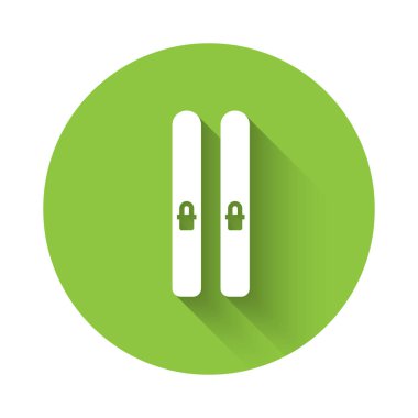 Uzun gölgeli beyaz kayak ve çubuk ikonu. Olağanüstü bir spor. Kayak ekipmanları. Kış sporları ikonu. Yeşil daire düğmesi. Vektör İllüstrasyonu.